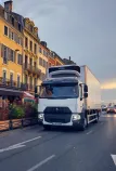 Renault Trucks D Wide 19 tonnes equipped with a Lamberet refrigerated body: city traffic and delivery