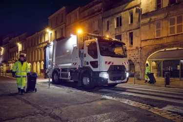 Renault Trucks D Wide 19 t equipped with a Semat household waste collection body (BOM).
