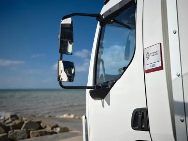 Renault Trucks D 16-tonne lorry fitted with a Régnault body: close-up of the door showing the red plate and the wing mirrors
