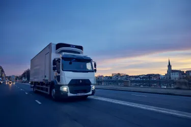 Renault Trucks D Wide 19-tonne model fitted with a Lamberet refrigerated body: city driving and deliveries