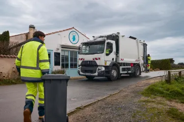 Renault Trucks D Wide 19 t fitted with a Semat-brand household waste tipper (BOM)