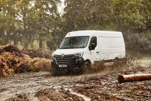 Renault Trucks Master driving in the mud