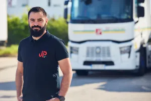 Renault Trucks is producing a series of customer testimonials highlighting: - its expertise in supporting companies in decarbonising their transport fleets, - the concrete benefits for customers (environmental, economic, operational) of our advisory/consulting approach throughout their decarbonisation project, - the role of our company as a trusted partner in these complex projects. Jacky PERRENOT shares his insights. With over 80 years’ experience in organising transport solutions for major players
