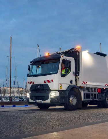 Renault Trucks D Wide 19 t equipped with a Semat household waste collection tipper body