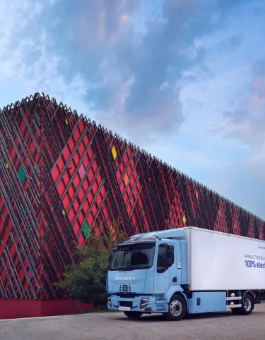 A Renault Trucks E-Tech D in front of the beautiful building at the Domaine d'O, a theatre in Montpellier