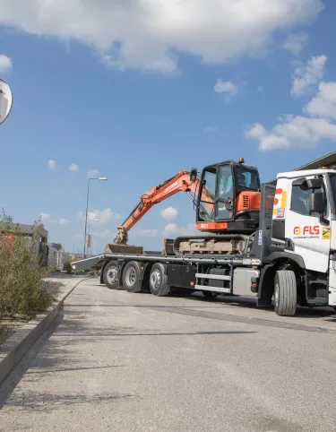 FLS, a company specialising in the hire of construction equipment and related services, has chosen the Renault Trucks C 8X2 Tridem to transport its machinery