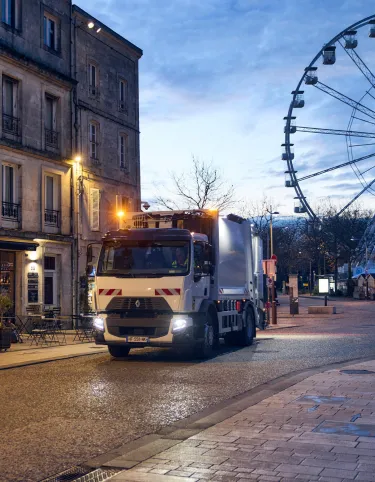 Renault Trucks D Wide 19 t fitted with a Semat-brand household waste tipper (BOM)
