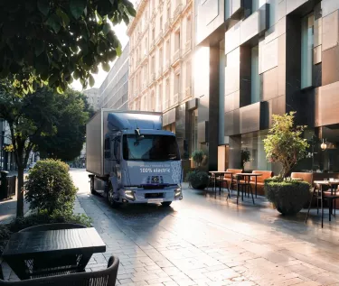 Renault Trucks E-Tech D 12 t / D 14 t in a narrow street in the city centre